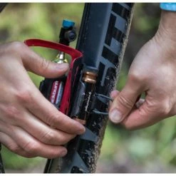 Kit Réparation Tubeless Blackburn Pro Plugger + Cartouche C02 -Boutique Pneus et Chambres à Air pas cher kit reparation tubeless blackburn pro plugger cartouche c02 2